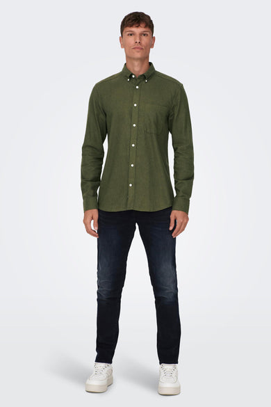 Chemise verte à manches longues de ONLY & SONS®, avec poche poitrine et boutons blancs, portée avec un jean foncé et des baskets blanches, vue de face.