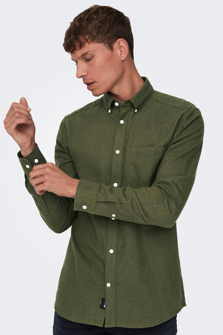 Chemise verte à manches longues de ONLY & SONS®, avec boutons blancs et texture, modèle de profil portant un jean bleu foncé