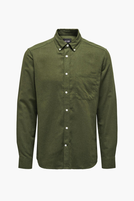 Chemise verte à manches longues de ONLY & SONS®, avec poche poitrine et boutons blancs, vue de face