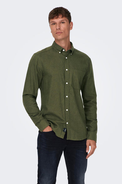 Chemise verte à manches longues de ONLY & SONS® avec boutons blancs et poche poitrine, portée par un mannequin en pose lifestyle