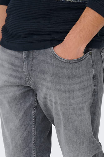Jean en denim gris clair droit de ONLY & SONS, avec une main dans la poche.