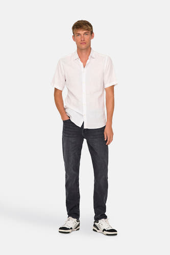 Jean tapered en denim gris moyen de ONLY & SONS®, avec un t-shirt blanc et des baskets.