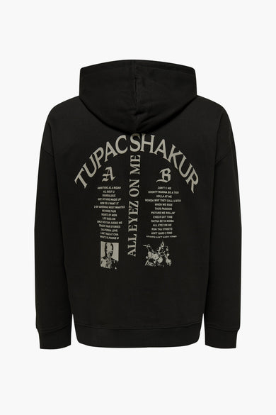 Gilet noir avec capuche ONLY & SONS® avec textes et images de Tupac sur le dos.