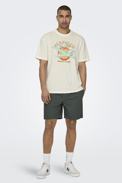 Short vert de ONLY & SONS, porté avec un T-shirt blanc imprimé et des baskets blanches.