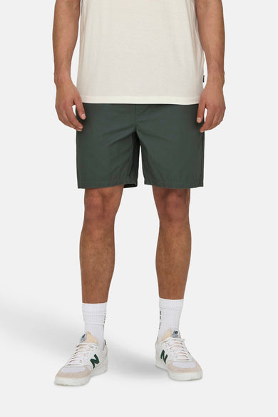 Short vert de ONLY & SONS®, avec une poche arrière et une ceinture élastique.