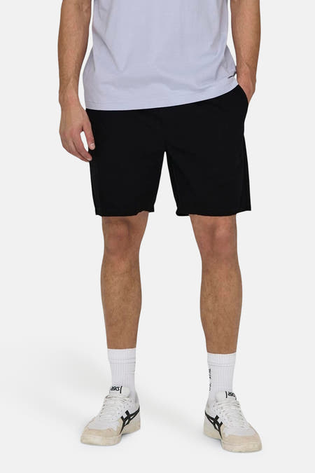Short noir d'ONLY & SONS, avec des chaussettes blanches et des chaussures Asics.