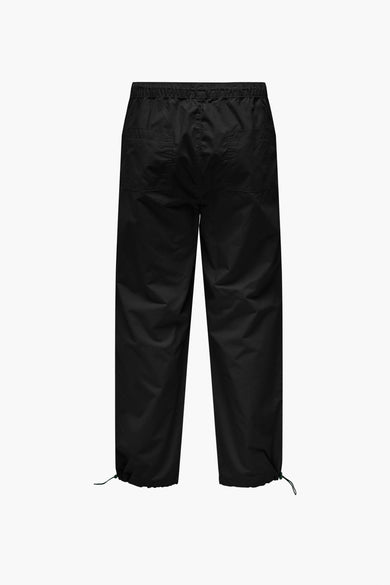 Zwarte broek van ONLY & SONS, met trekkoord en zakken aan de achterkant.