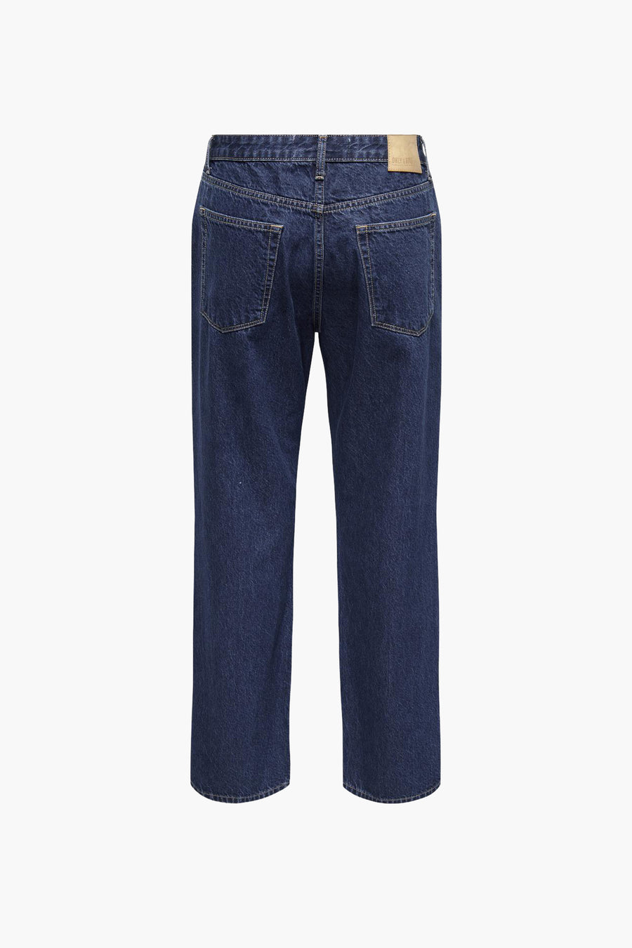 Donkerblauwe wijde jeans van ONLY & SONS, achterkant met zakken en leren merklabel op de tailleband.