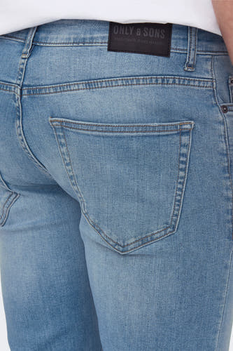 Jean slim bleu clair d'ONLY & SONS avec étiquette en cuir sombre sur la ceinture.
