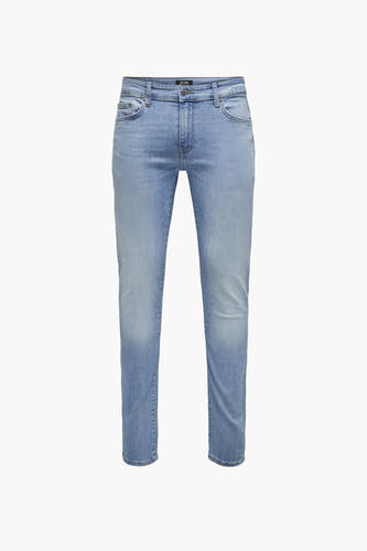 Jean slim fit bleu clair d'ONLY & SONS, tissu denim lisse avec des lavages subtils.
