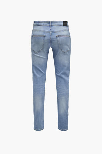 Jean slim fit bleu clair d'ONLY & SONS, avec un lavage subtil et des poches arrière.