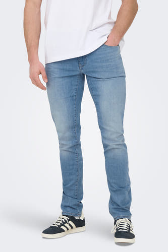 Jean slim bleu clair de ONLY & SONS®, porté avec un T-shirt blanc et des baskets noires à rayures blanches.