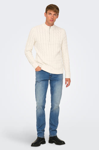 Jean droit bleu clair d'ONLY & SONS, porté avec un pull à col roulé et des bottes noires.