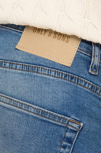 Jean droit bleu clair d'ONLY & SONS, avec des poches brodées et une étiquette beige.