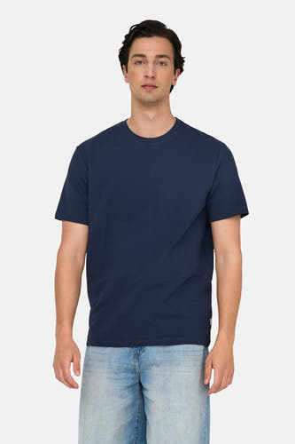 T-shirt bleu à manches courtes de ONLY & SONS®, avec une subtile structure à carreaux, porté avec un jean bleu clair.