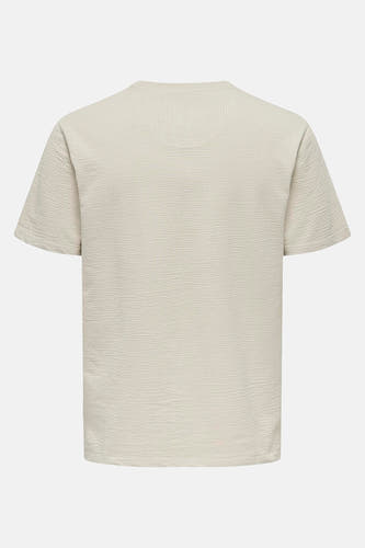 T-shirt beige à manches courtes de ONLY & SONS®, avec une texture tissée, vu de l'arrière.