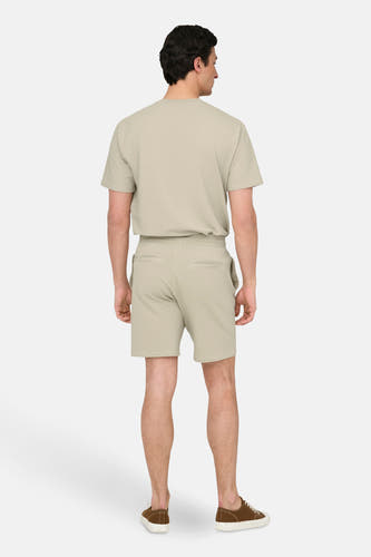 T-shirt beige à manches courtes de ONLY & SONS, avec une subtile texture rayée, porté avec des shorts coordonnés et des baskets brunes.