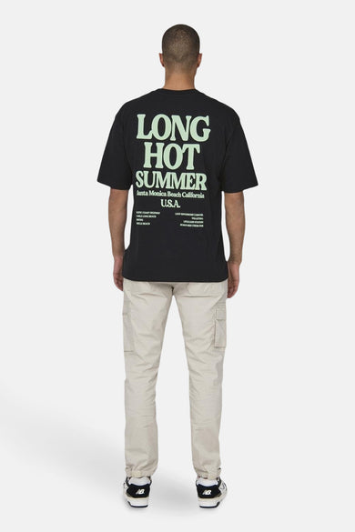 T-shirt noir à manches courtes de ONLY & SONS®, avec une impression graphique sur le dos, associé à des pantalons cargo beige et des baskets.