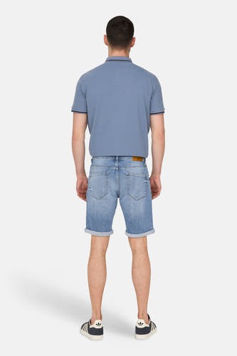 Short en jean denim ONLY & SONS, avec ourlets retroussés et délavage clair.
