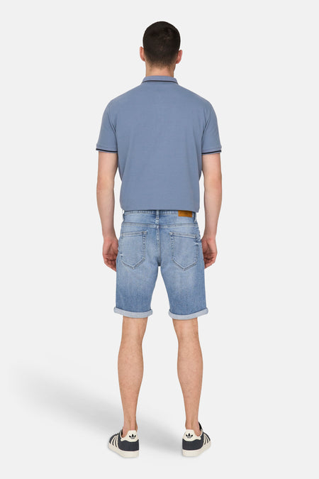 Short en jean denim ONLY & SONS, avec ourlets retroussés et délavage clair.