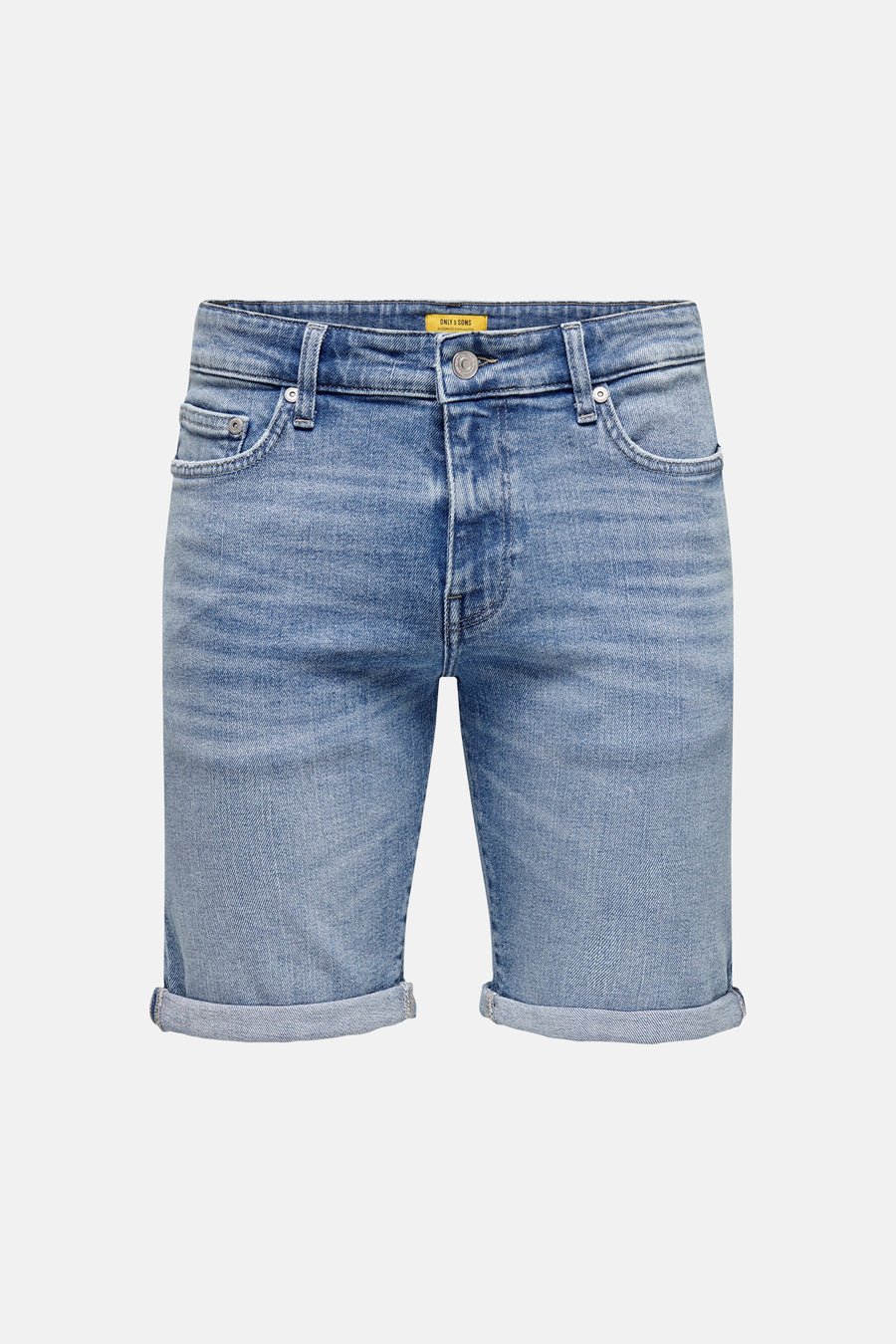 Short en jean de couleur bleu moyen d'ONLY & SONS, avec ourlets retroussés et texture denim classique.