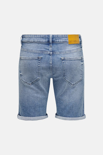 Short en jean bleu délavé ONLY & SONS avec poches arrière et ourlets retroussés.