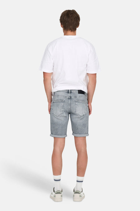 Short en jean gris clair en denim de ONLY & SONS, avec ourlets retroussés et chaussettes blanches avec chaussures.