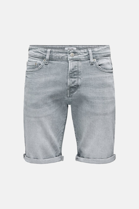 Short en jean gris clair de ONLY & SONS, avec fermeture à boutons et ourlets retroussés.