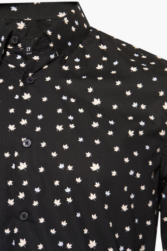 Zwart overhemd met lange mouwen van ONLY & SONS®, met een patroon van esdoornbladeren.