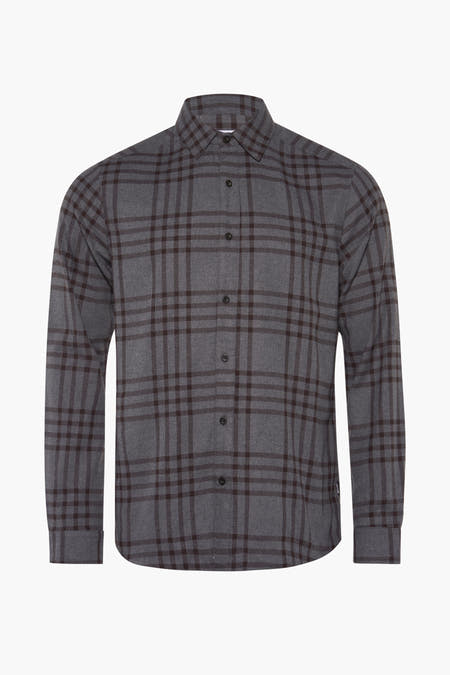 Chemise grise à longues manches de ONLY & SONS®, avec un motif de rayures brunes et des boutons foncés.
