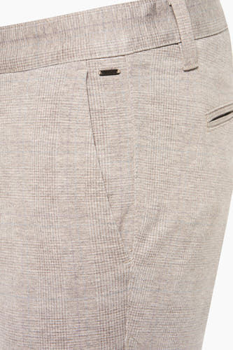 Pantalon de costume brun d'ONLY & SONS®, avec un motif de carreaux subtil et une finition lisse.