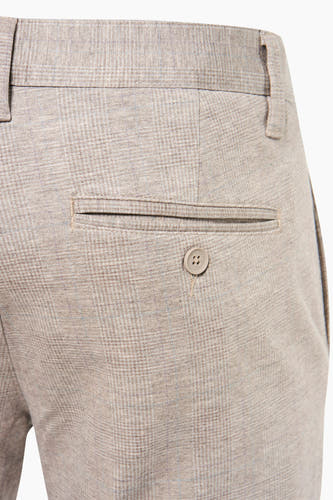 Pantalon de costume brun d'ONLY & SONS, avec une fine rayure et un poche à bouton.