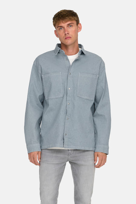 Chemise en denim bleu clair à manches longues de ONLY & SONS®, vue arrière, associée à des jeans gris et des chaussures noires.