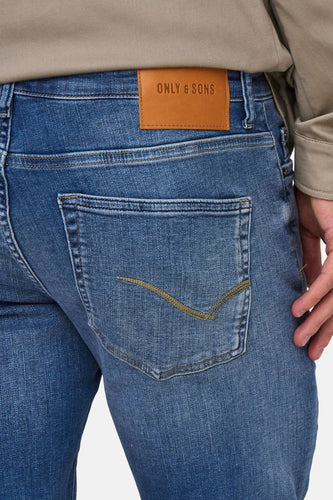 Blauwe jeans met leren Only & Sons-patch.