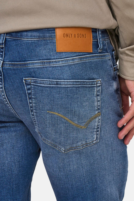 Blauwe jeans met leren Only & Sons-patch.