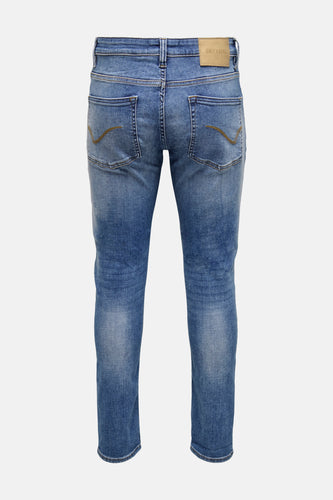 Achterkant van een blauwe jeans van het merk Only & Sons.