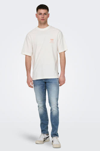 Jean slim fit bleu clair d'ONLY & SONS, associé à un T-shirt blanc et des baskets.