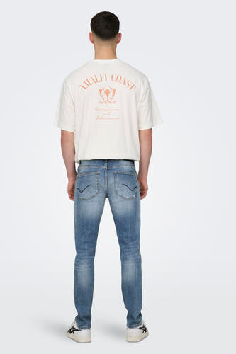 Jean slim bleu clair de ONLY & SONS®, avec un lavage raffiné et des détails subtils sur les poches arrière.