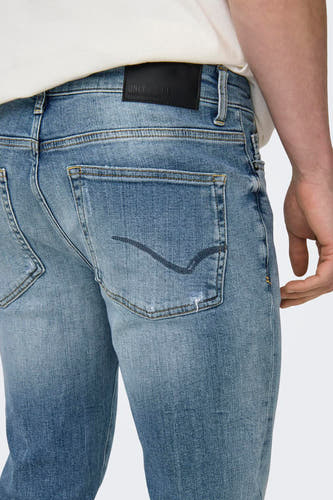 Jean slim bleu clair d'ONLY & SONS, avec des détails légèrement usés sur la poche arrière.