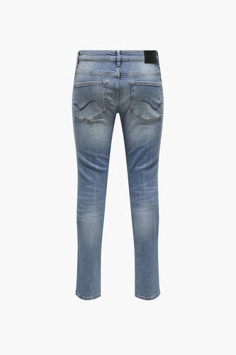Jean slim en denim bleu clair de ONLY & SONS®, avec des détails subtils sur les poches arrière.
