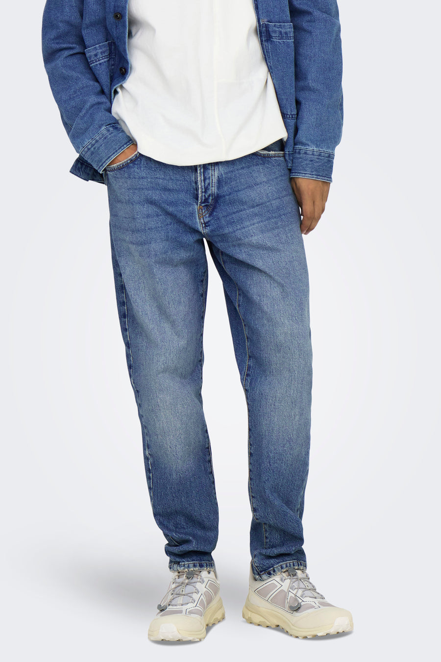 Blauwe tapered jeans van ONLY & SONS, met een licht verwassen denim effect en nonchalante plooien.