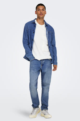 Blauw denim tapered jeans van ONLY & SONS, gecombineerd met een wit T-shirt en blauw denim overhemd, staand.