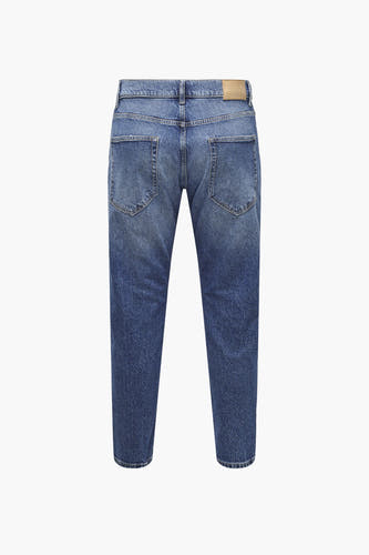 Tapered jeans in midblauw denim van ONLY & SONS, met klassieke zakken en een leren merklabel op de achterkant.