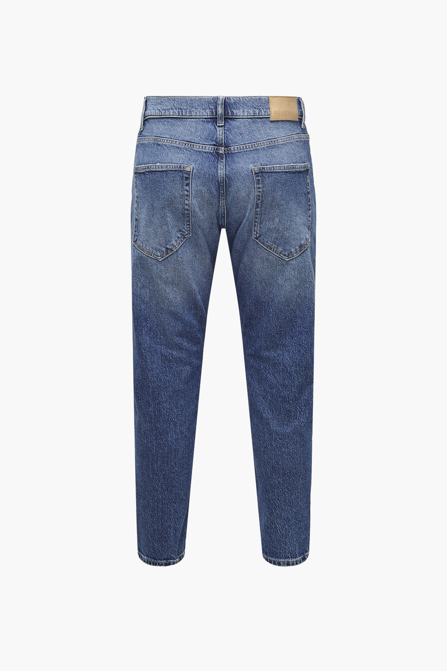 Tapered jeans in midblauw denim van ONLY & SONS, met klassieke zakken en een leren merklabel op de achterkant.