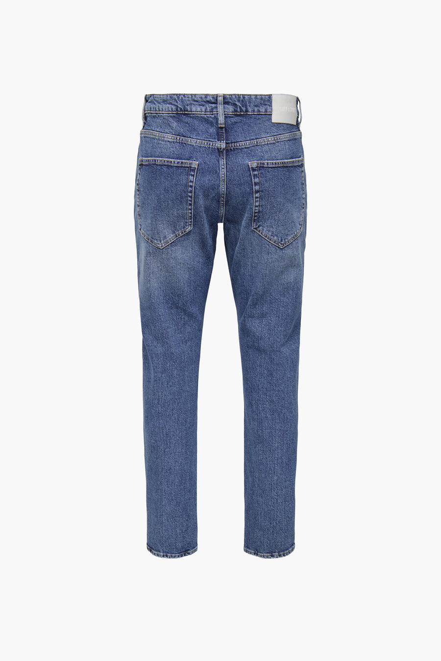 Blauwe denim tapered jeans van ONLY & SONS, met achterzakken en een merklabel.
