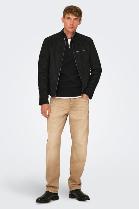 Veste courte noire de ONLY & SONS®, portée sur un pull noir et un t-shirt blanc, combinée avec un jean marron et des chaussures noires.