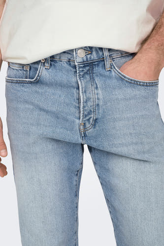 Lichtblauwe tapered jeans van ONLY & SONS, met een hand in de zak.
