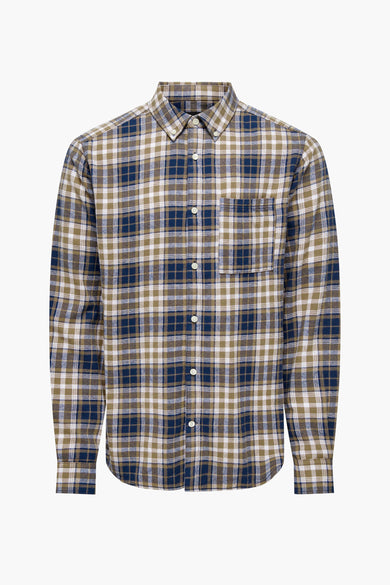 Chemise beige à longues manches de ONLY & SONS®, avec un motif à carreaux bleu et blanc sur l'arrière.