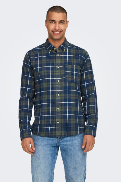 Chemise verte à manches longues de ONLY & SONS®, avec un motif à carreaux en bleu et blanc.