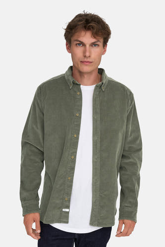 Chemise verte à manches longues de ONLY & SONS, portée sur un T-shirt blanc et un jeans foncé.